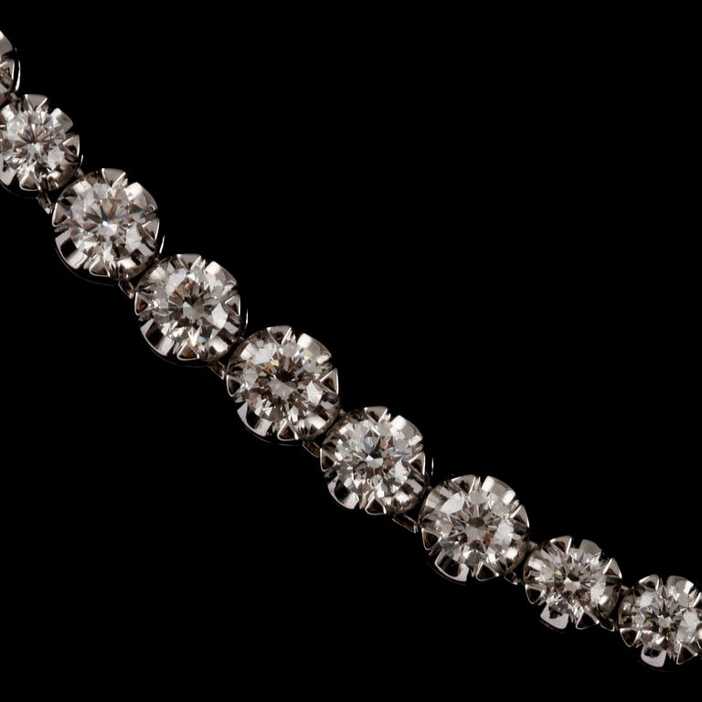 COLLIER, 18k vitguld med 119 briljantslipade diamanter, totalt 5.00 ct. Vikt 19 g.