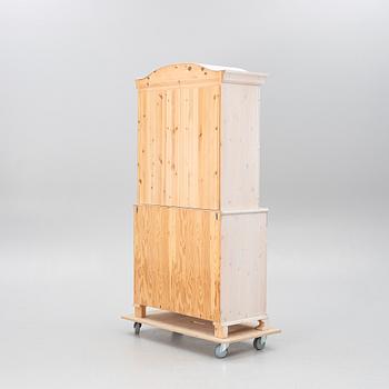 Vitrinskåp, sent 1900-tal/2000-tal.