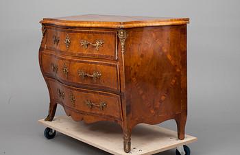 BYRÅ, fanerad med olika träslag, rokoko, ca 1770-80.