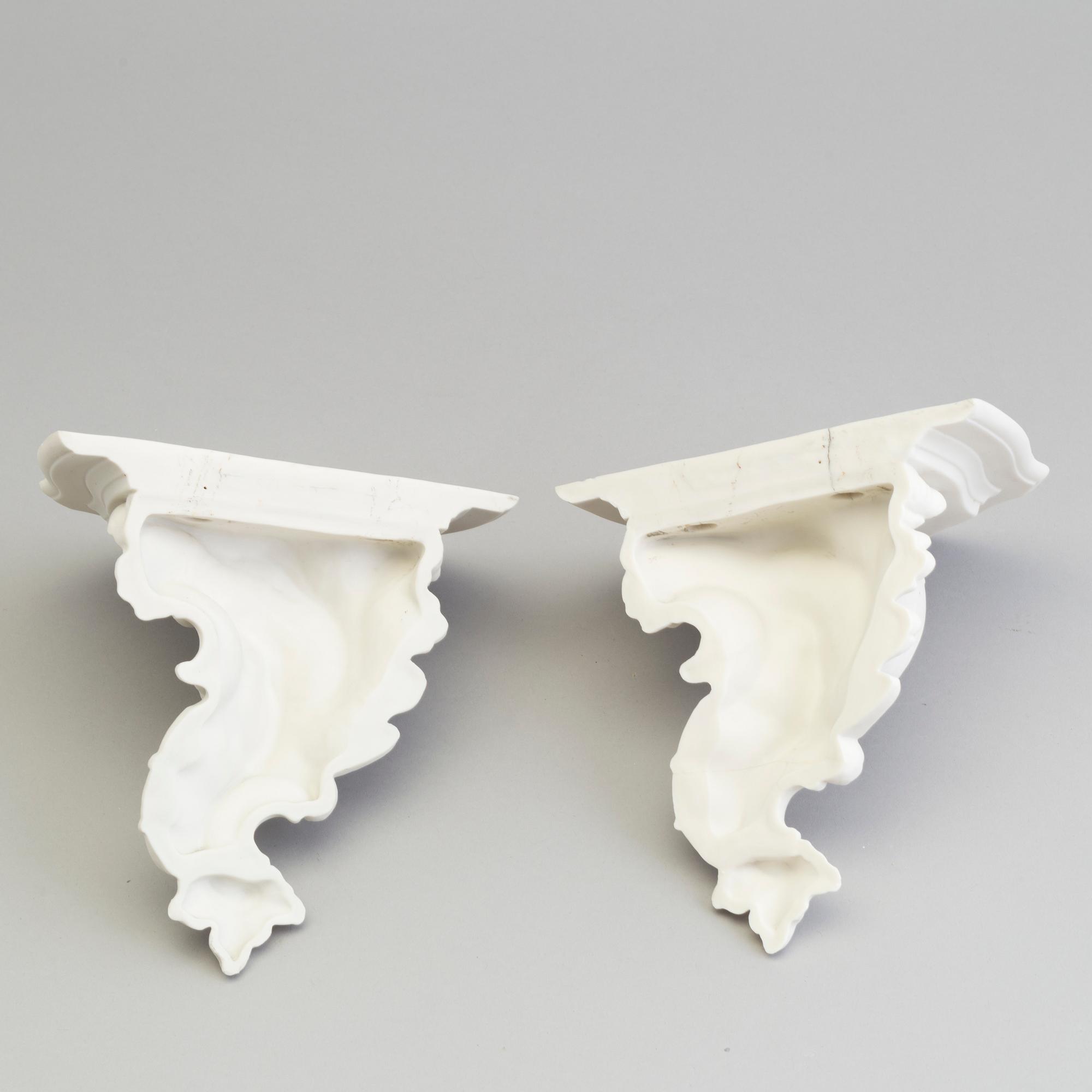 KONSOLER, tre st (2+1), parian, Gustafsberg 1899.