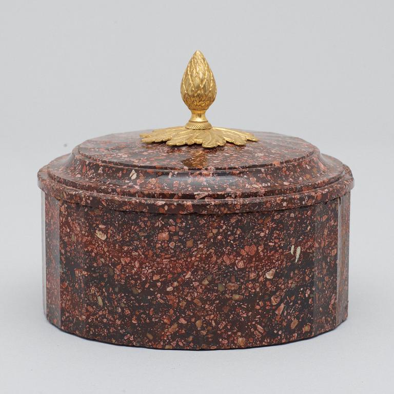 SMÖRASK MED LOCK. Älvdalen, 1800-talets början. Empire.
