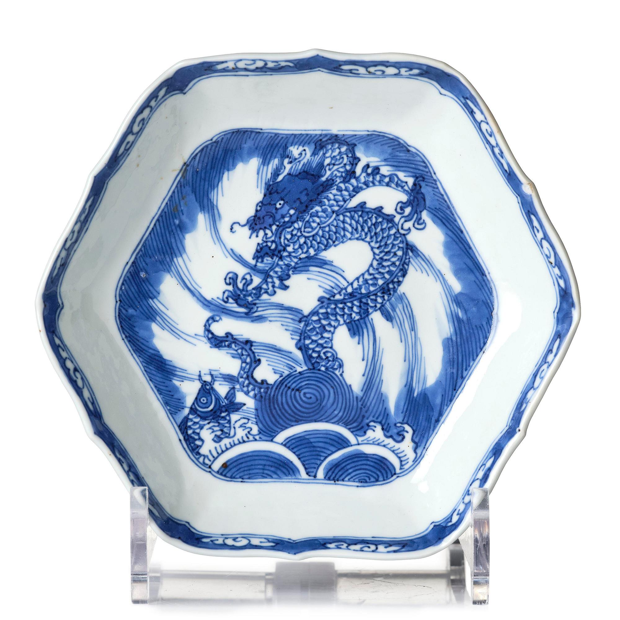 A blue and white dragon dish, Qing dynasty, Kangxi (1662-1722).