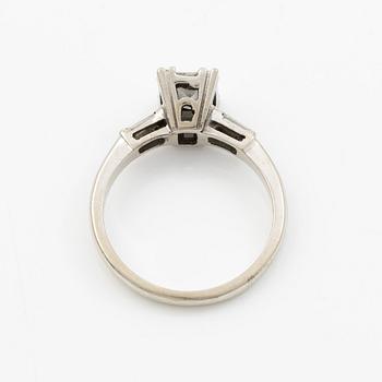 Ring 14K white gold with baguette-cut diamond.