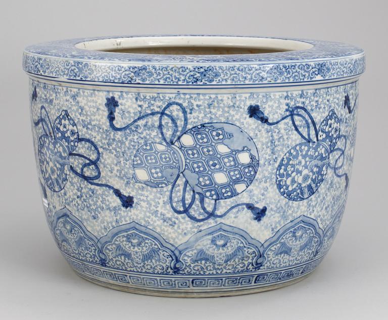 A large Japanese blue and white planter, ca 1900.
