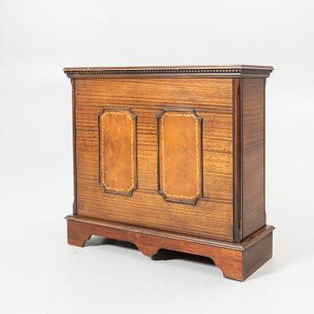 Bardisk, engelsk stil, 1900-tal.