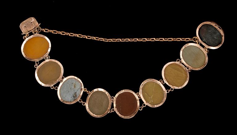 ARMBAND, 9k guld med lavakaméer, Italien 1800-talets första hälft. Otydl. stämplar.