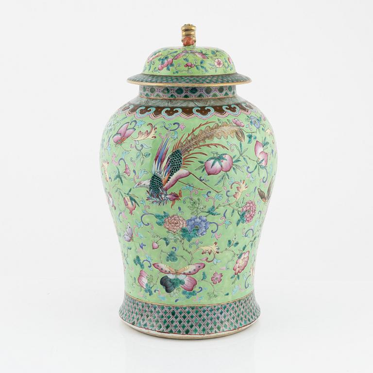 A large famille rose jar with cover, Qing dynasty, 19th Century.