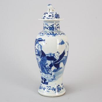 A blue and white vase, Qing dynasty, late 19th century.