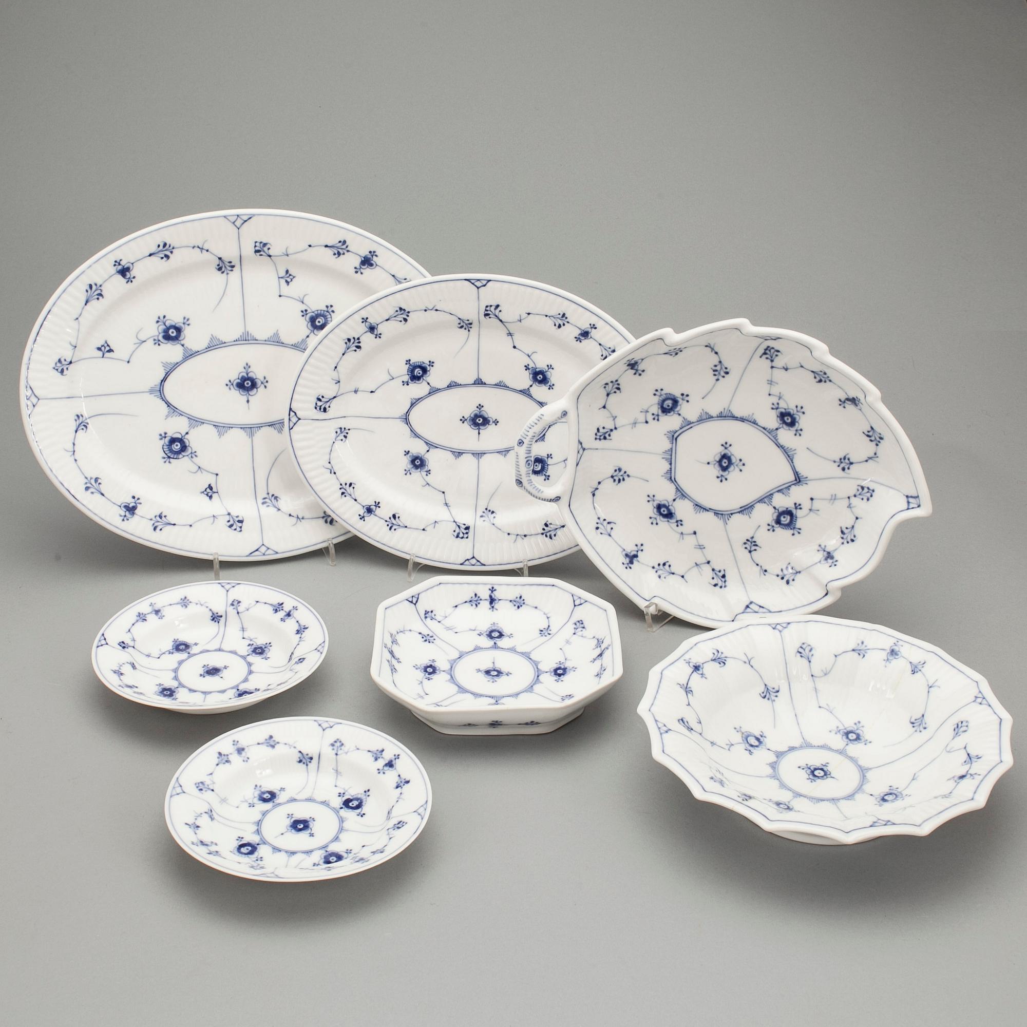 SERVISDELAR, ca 90 delar, porslin, "Musselmalet", Royal Copenhagen.