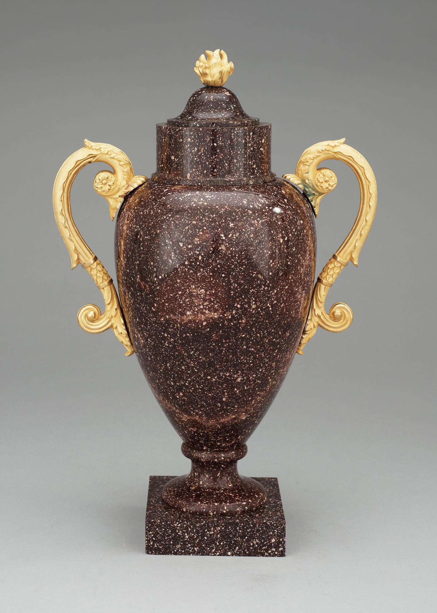 URNA MED LOCK. Älvdalen, 1800-talets början. Empire.