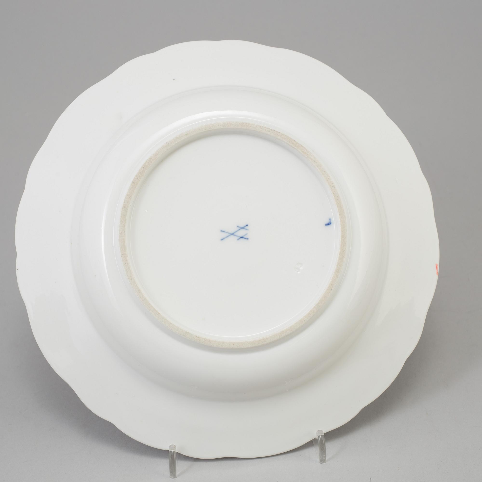 CRÈMEKOPPAR med LOCK och FAT, 12 st, BÄRTALLRIKAR, 12 st, samt DJUP TALLRIK, porslin, Meissen, 1900-tal.