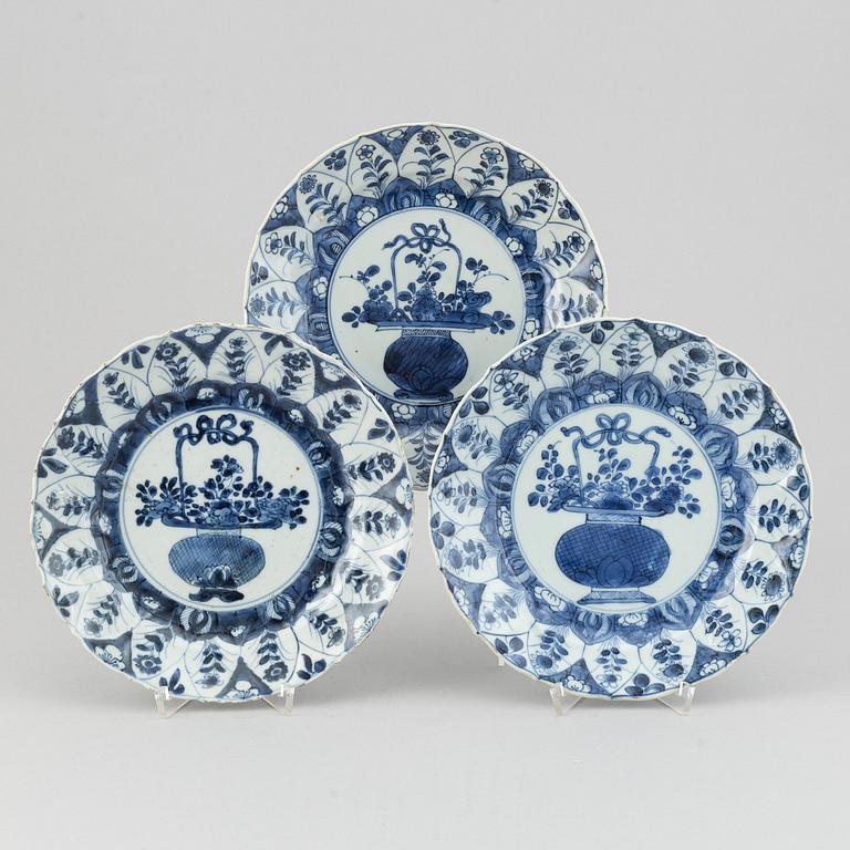 A set of thre blue and white plates, Qing dynasty, Kangxi (1662-1722).