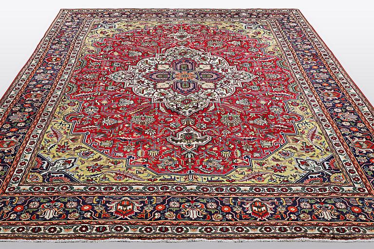 A carpet, Tabriz, ca 343 x 254 cm.