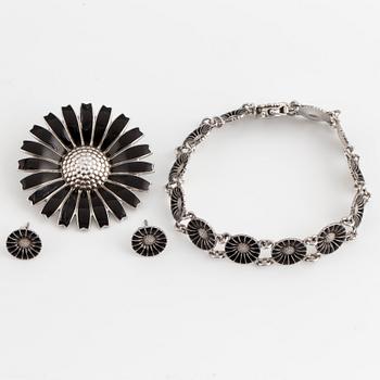 SMYCKESGARNITYR, 4 delar, Georg Jensen, 'Daisy,' sterlingsilver och svart emalj.