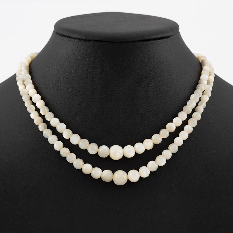 Collier tvåradigt med kalcedon.