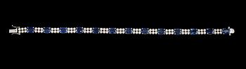ARMLÄNK, 18k vitguld med 13 fasettslipade blå safirer samt 78 briljantslipade diamanter, totalt 2.40 ct. Vikt 18 g.