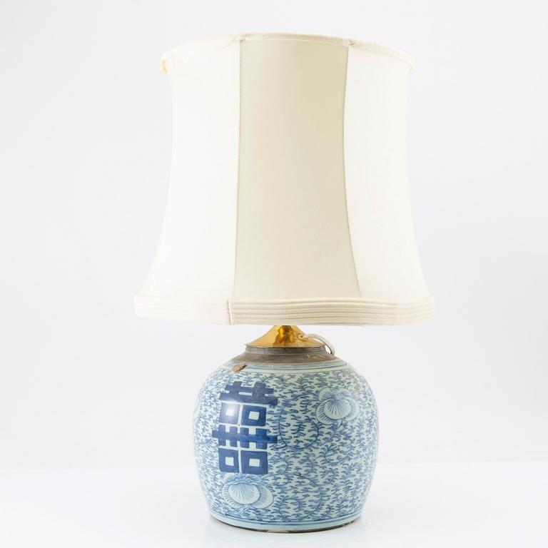 A blue and white chinese jar mounted as a lamp, late Qing dynasty, circa 1900.