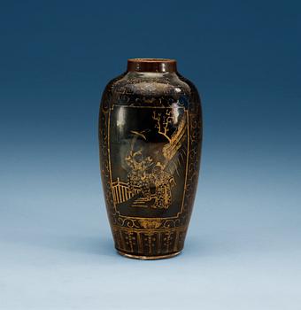 1402. A gilt black vase, Qing dynasty, 18th Century, with Kangxis six character mark.