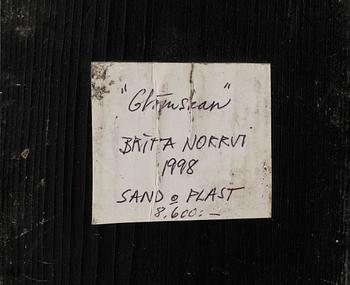 BRITTA NORVI, sand och plast, "Glömskan", sign. o dat. 1998.