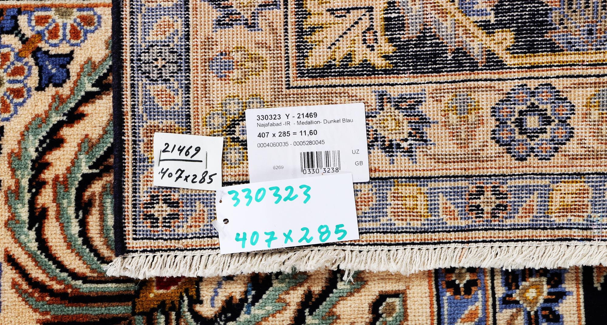 A Kashan carpet, c. 407 x 289 cm.