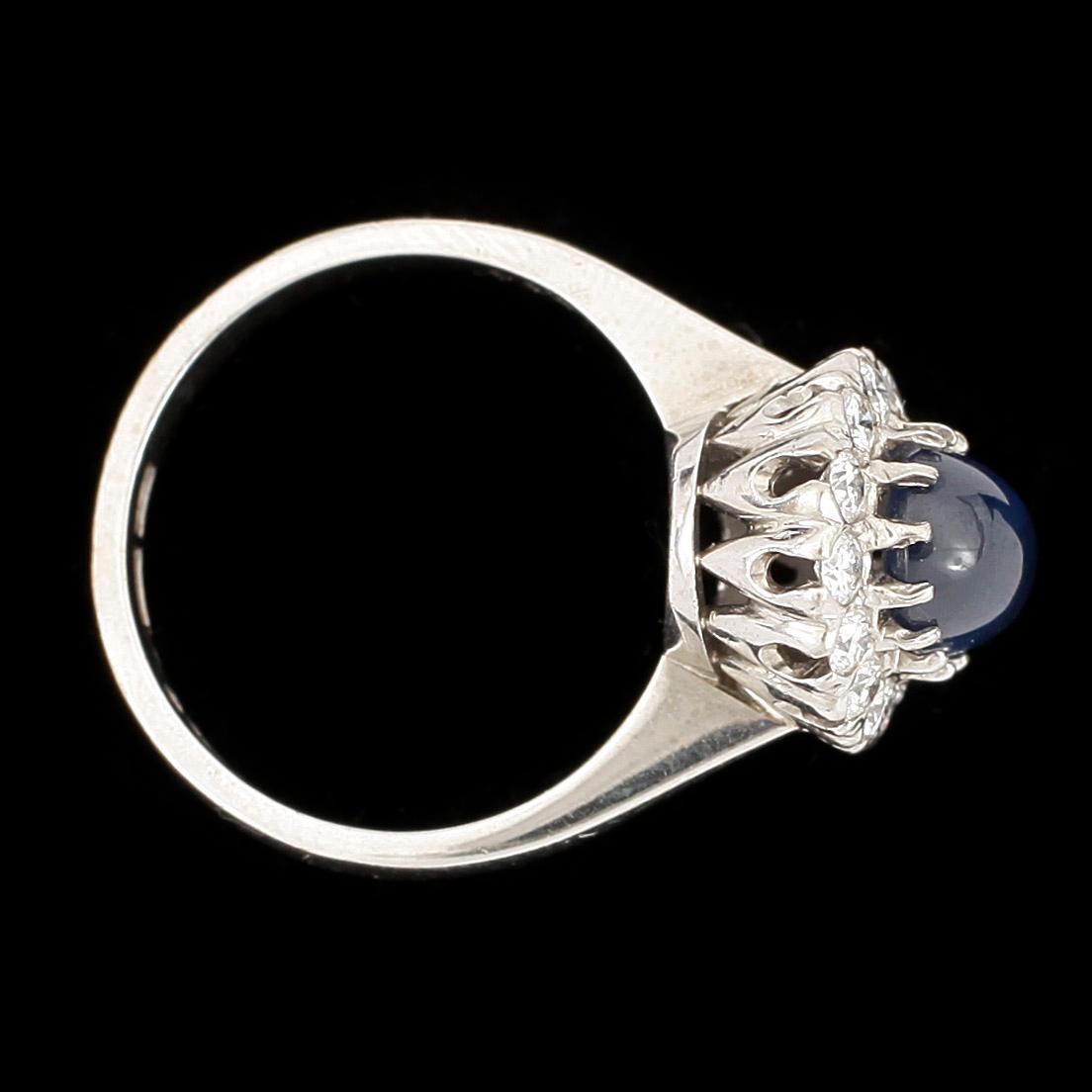 RING, 18k vitguld med caboschonslipad safir ca 2,25 ct och briljantslipade diamanter tot ca 0,56 ct. Total vikt ca 9 g.