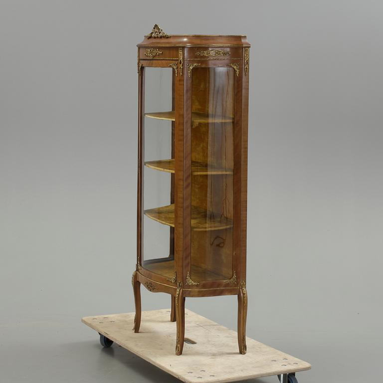 VITRINSKÅP, gustaviansk stil. 1900-tal.