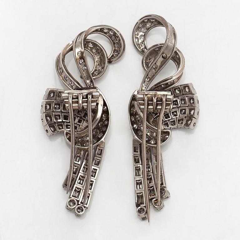 A pair of platina palladium earrings/brooches with dimaonds ca. 3.80 ct in total.