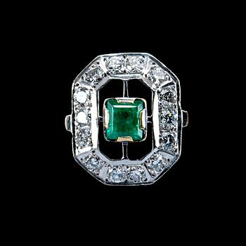 102. A RING, emerald c. 0.55 ct and diamonds c. 0.70 ct.