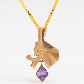 BJÖRN WECKSTRÖM, A 14K gold necklace "Kaltio" with an amethyst. Lapponia 1973.