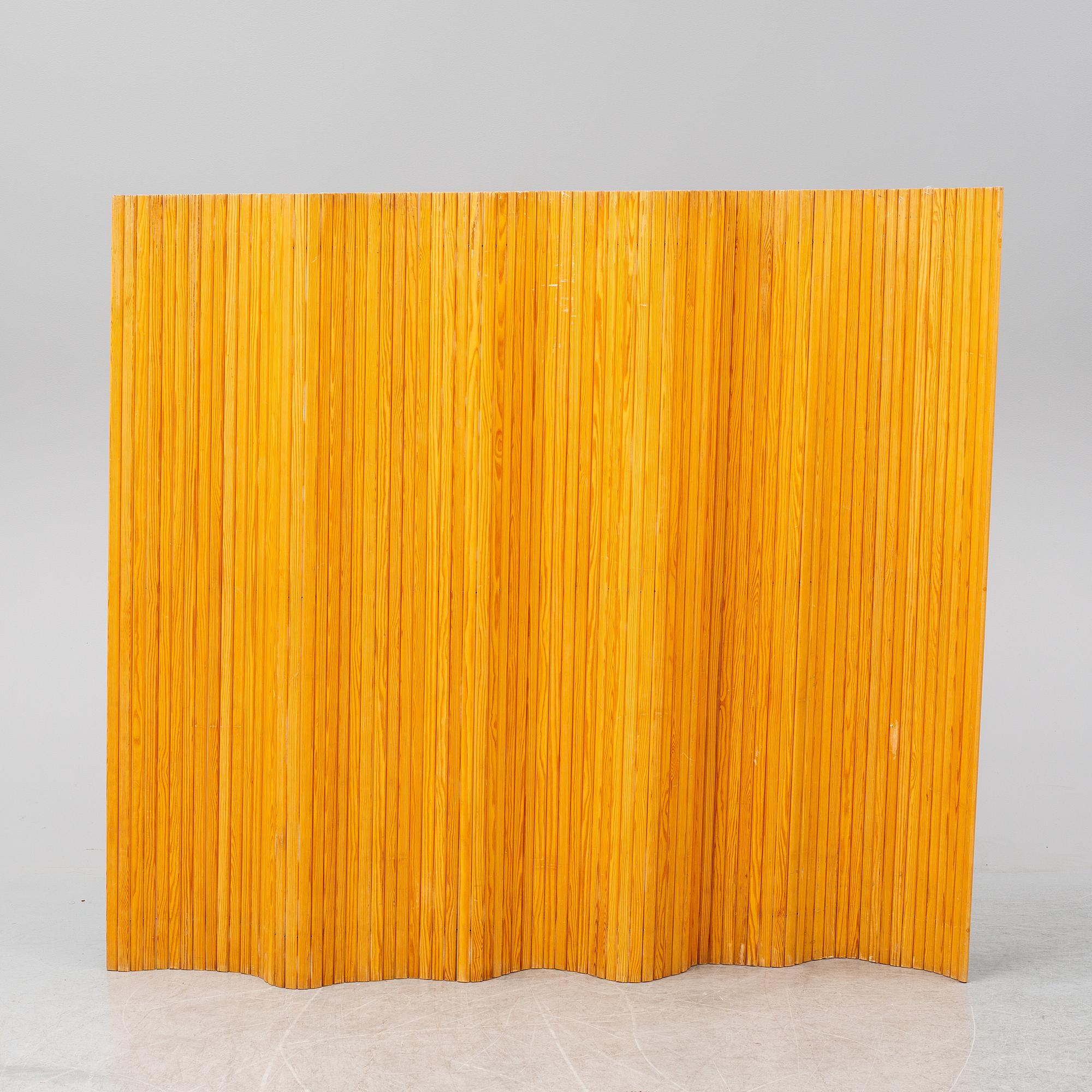ALVAR AALTO, A pinewood screen, for Artek, Finland. Late 20th century.
