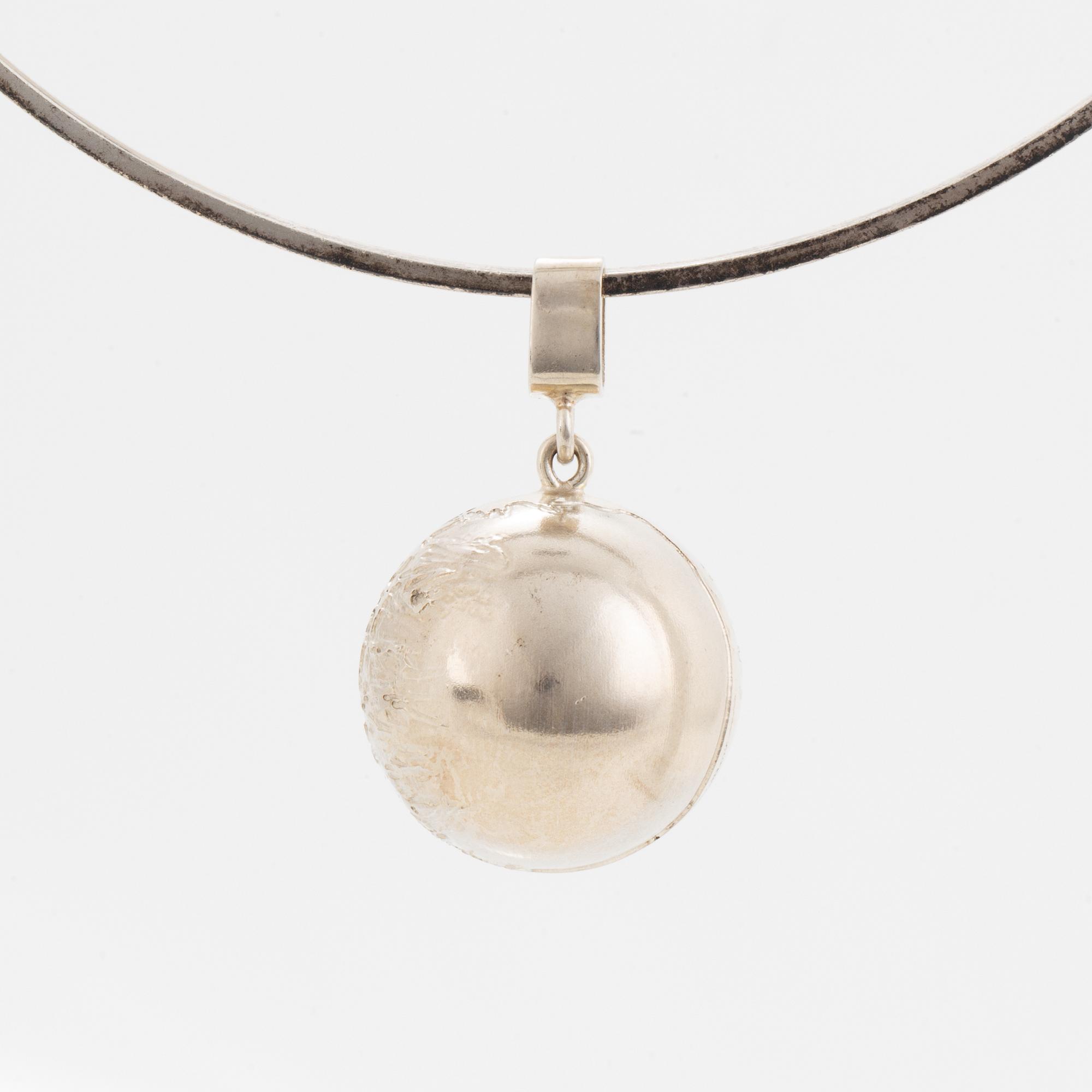 A silver necklace by Jan Brunk.