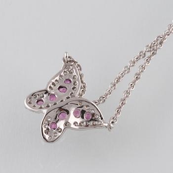 COLLIER, 18K vitguld med briljantslipade diamanter ca 0.14 ct samt fasettslipade rubiner ca 0.16 ct. Vikt 2,6 gram.