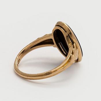 Ring, onyx, 18K guld. A. Tillander, Helsingfors 1942.