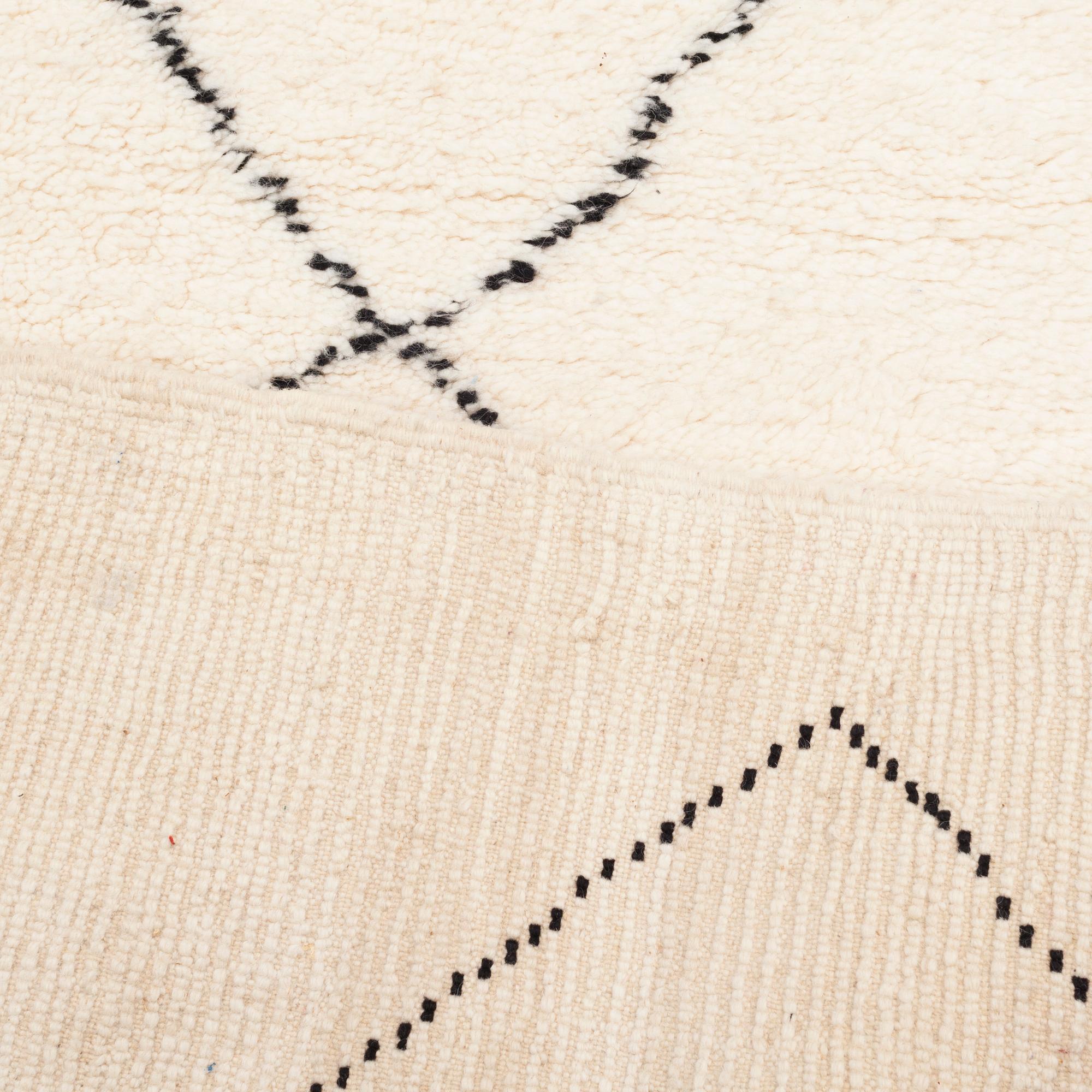 A Marockan carpet. Circa 293 x 223 cm.