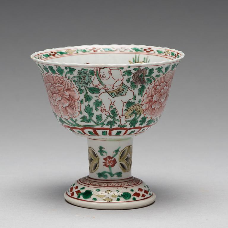 A famille verte stemcup, Qing dynasty, Kangxi (1662-1722).