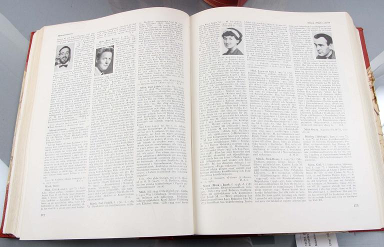 BOK, 5 vol, "Svenskt konstnärslexikon", Allhems förlag, Malmö.