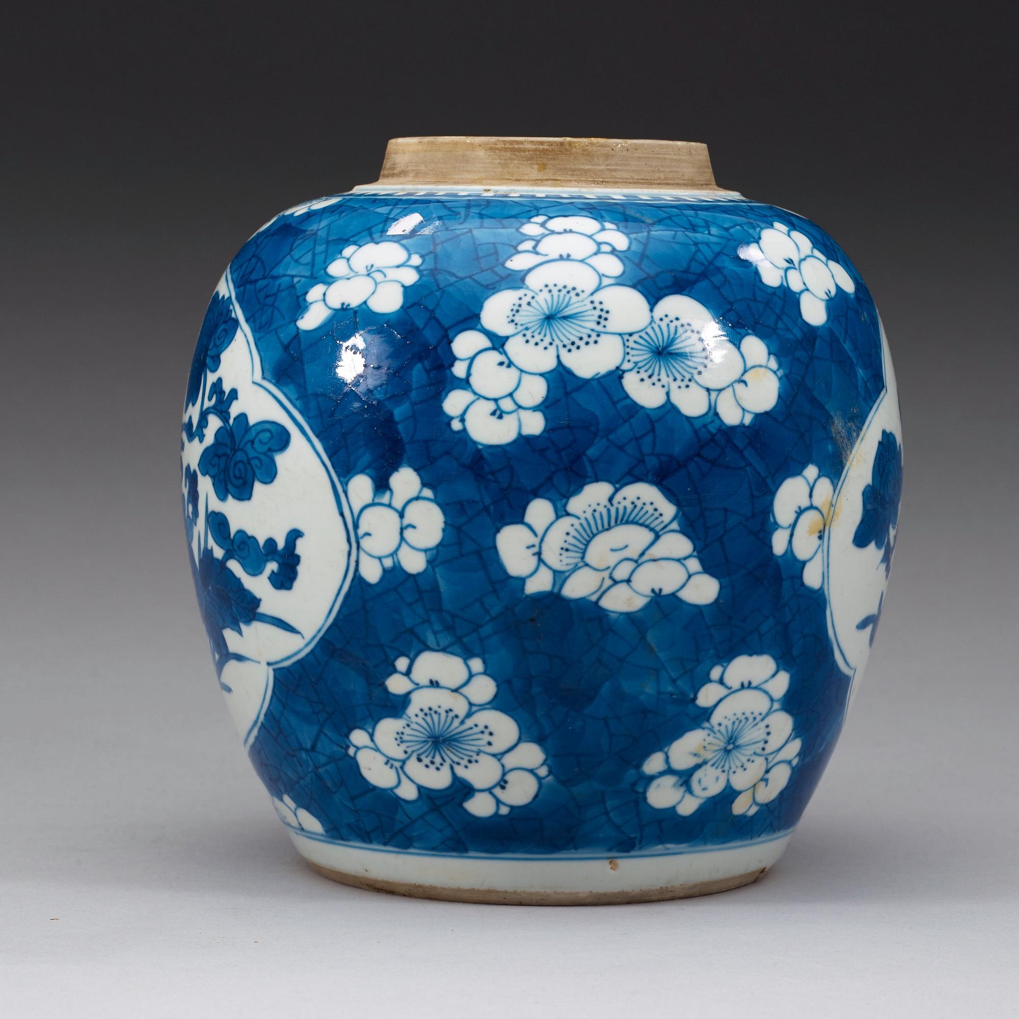 A blue and white jar, Qing dynasty, Kangxi (1662-1722).