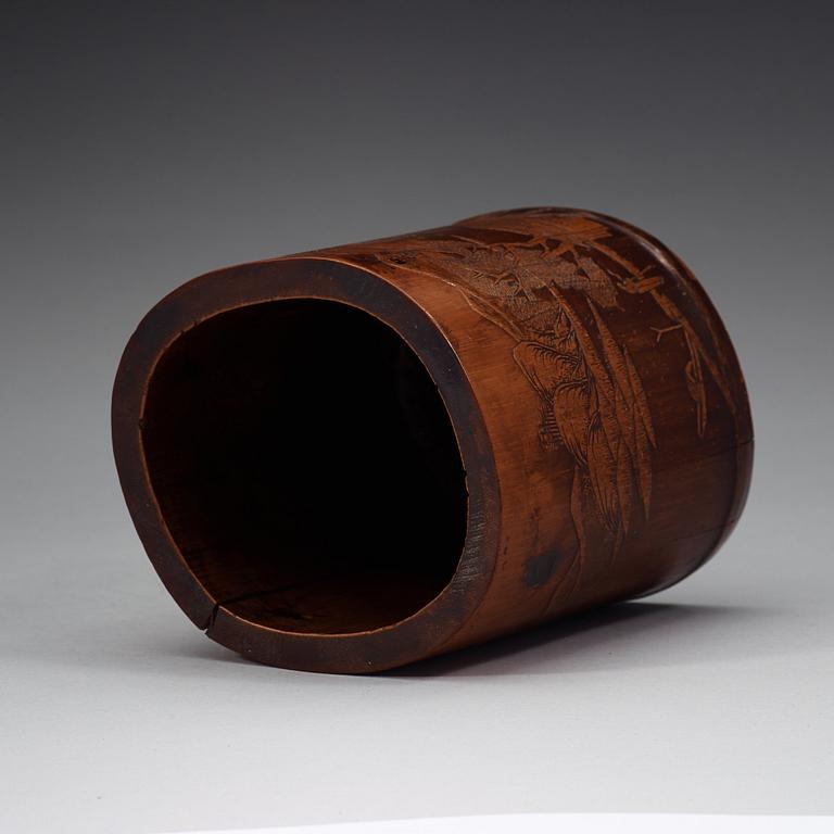 PENSELMUGG, bambu. Skuren dekor, tidigt 1900-tal.