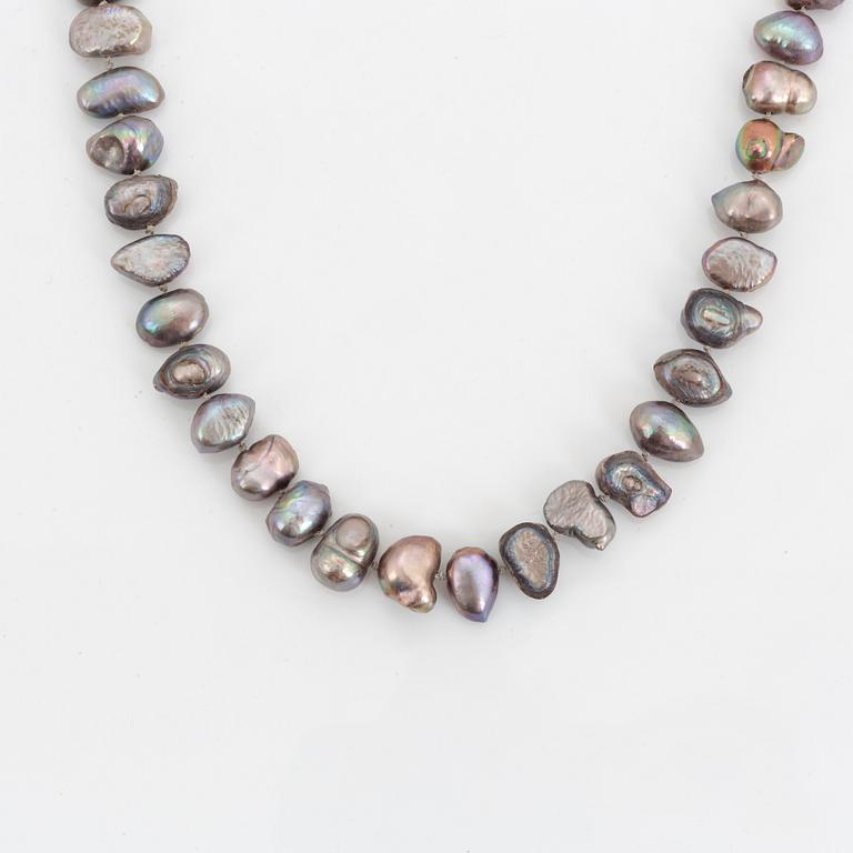 Cultured pearl necklace, clasp silver.