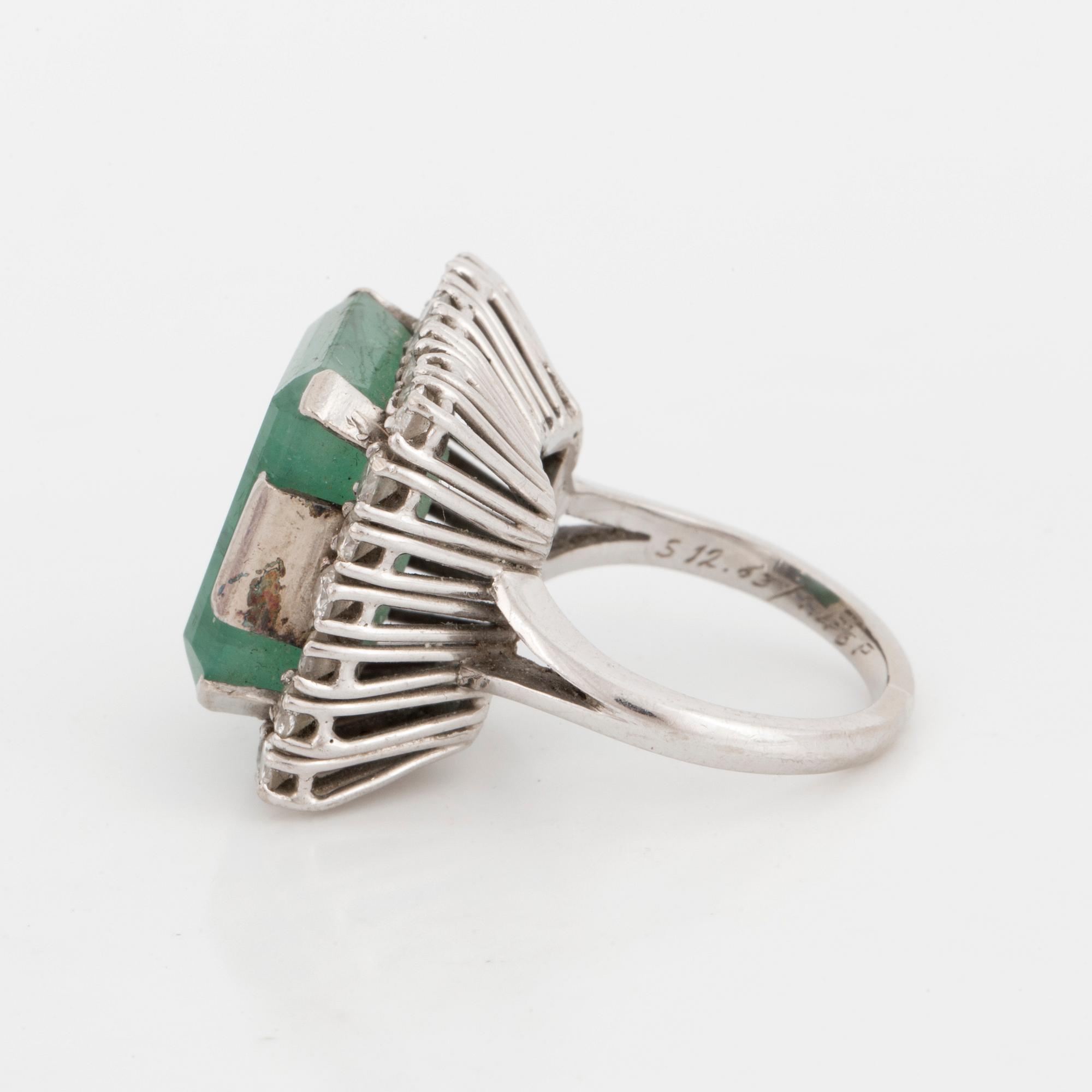 RING, with emerald and diamonds.