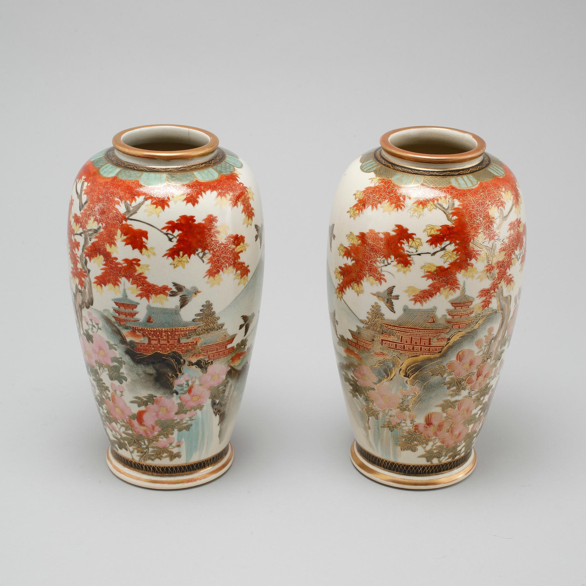 A pair of japanese vases, first half of the 20th century.