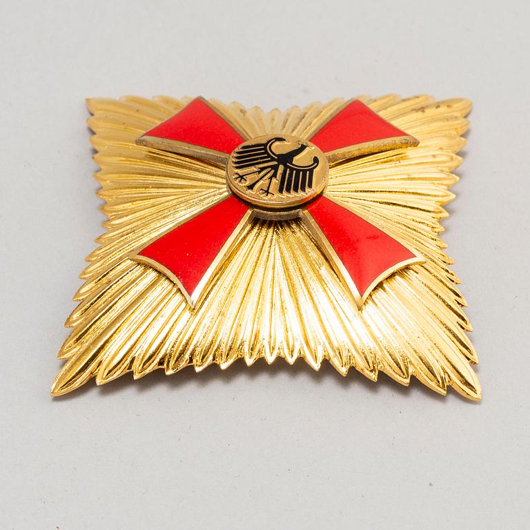 TYSKA FÖRBUNDSREPUBLIKENS FÖRTJÄNSTORDEN, storkorsset med band i etui, förgyllt silver och emalj.