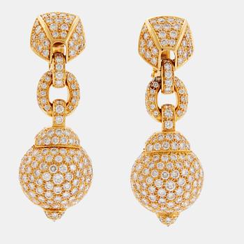 898. Cartier a pair of earrings in 18K gold set with round brilliant-cut diamonds.