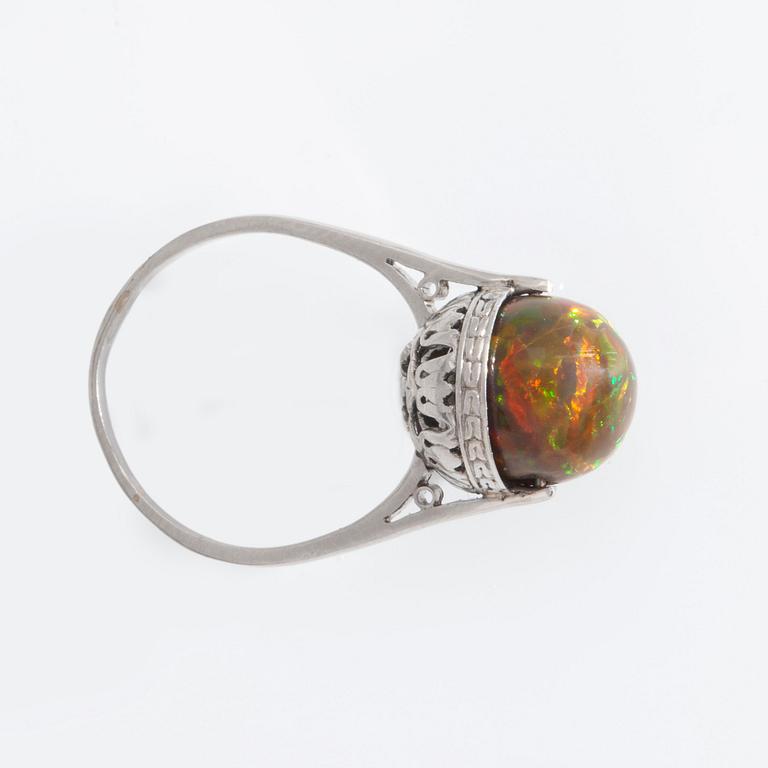 RING med roterande etiopisk eld-opal i form av en kula.