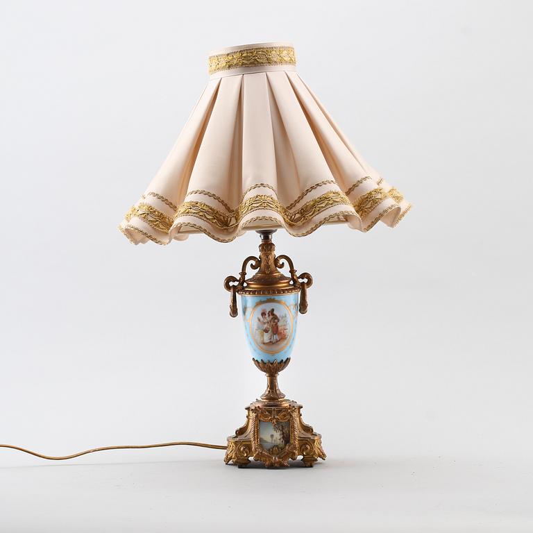 BORDSLAMPA, porslin och mässing, sannolikt Frankrike, 1900-talets första hälft.