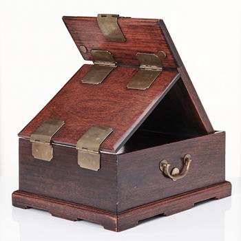 Schatull med spegel, hardwood. Sen Qingdynastin, 1800-tal.