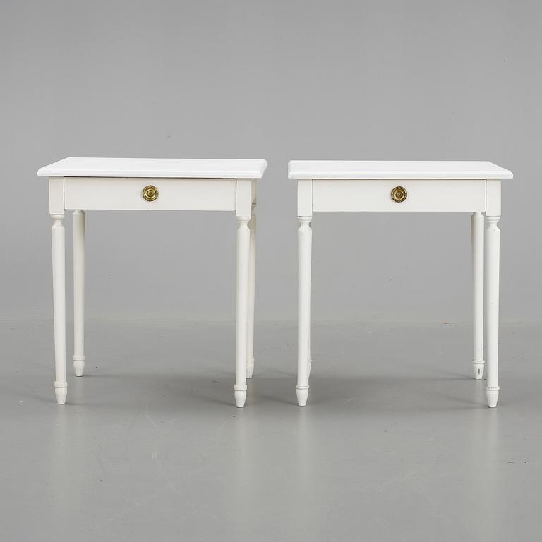 SÄNGBORD, ett par, gustaviansk stil, 1900-talets andra hälft.
