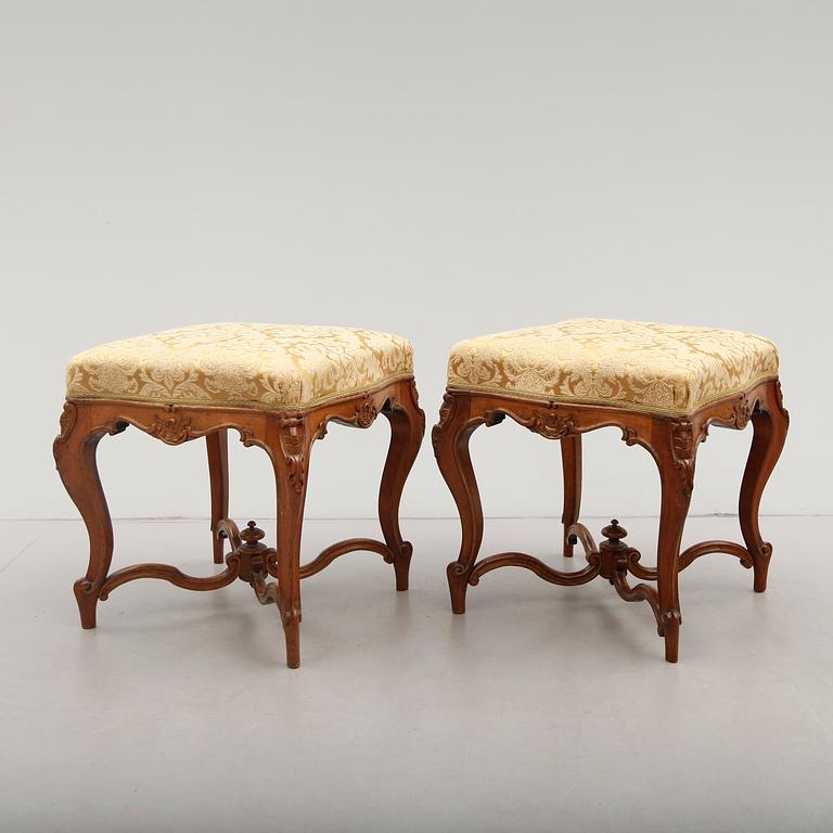 TABURETTER, 1 par, rokokostil, Frankrike, omkring år 1900.