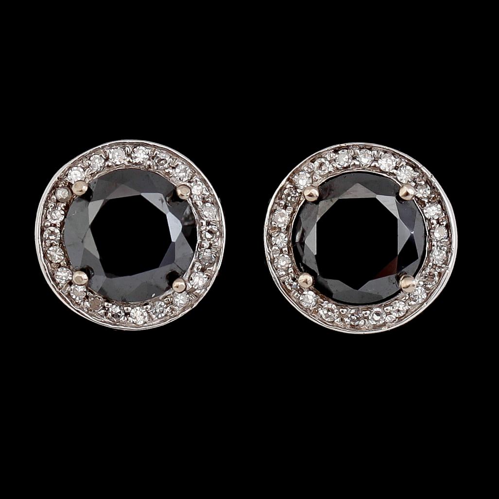 ÖRHÄNGEN, 1 par, 18 k vitguld, briljantslipade diamanter. Vikt ca 5,1 g.