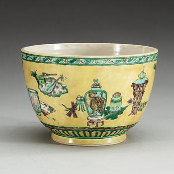 SKÅL, biskvi. Qing dynastin, med Kangxis sex karaktärers märke och period (1662-1722).